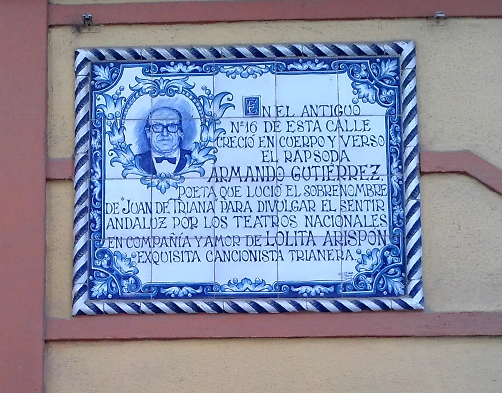 Modrobílá dlaždicová deska na Calle Pureza s portrétem a věnováním básníku Armandu Gutiérrezovi