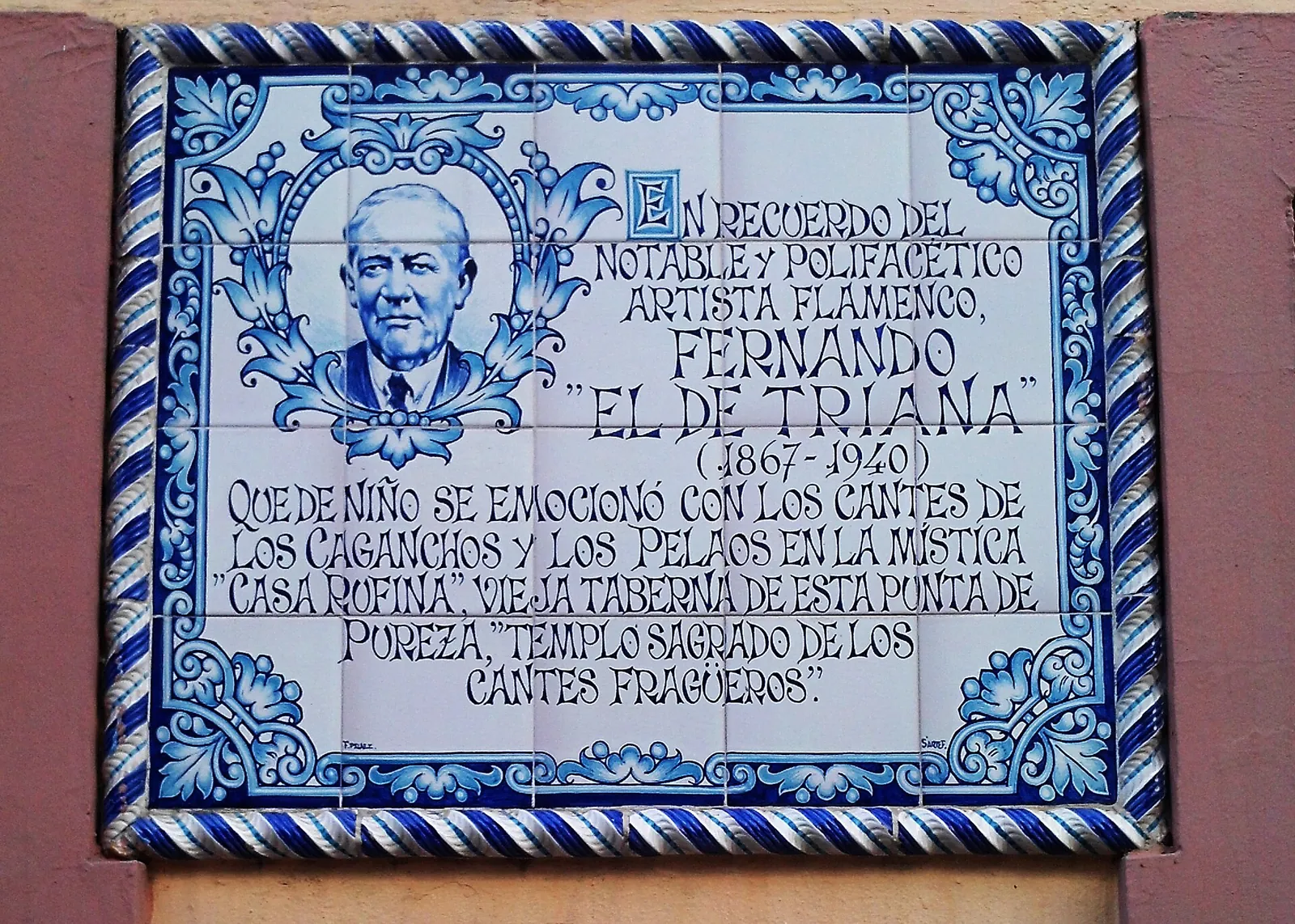 一塊藍白瓷磚牌匾，上面繪有佛朗明哥藝術家 Fernando el de Triana（1867 年至 1940 年）的肖像與紀念題詞